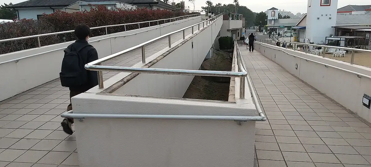 Seaside Momochi Seaside Park, the pedestrian deck and the wheelchair ramp (902-1, Momochi-hama 2-chōme, Sawara-ku, Fukuoka City, J