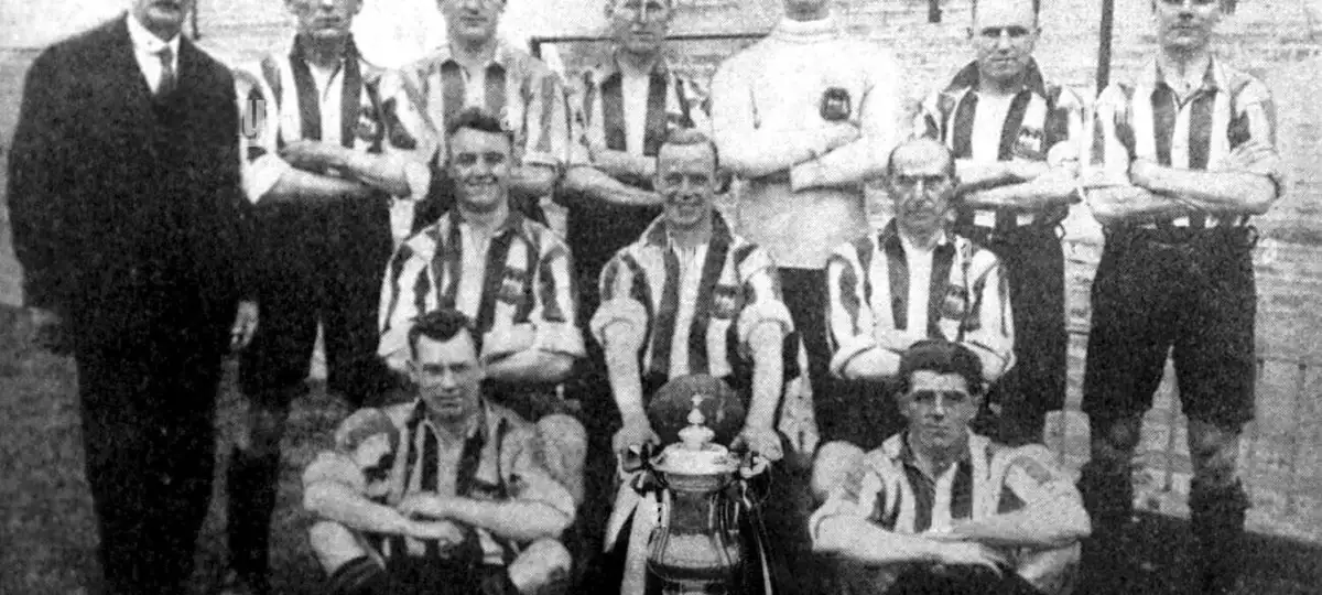 People are, fltr (back row): Secretary-manager John Nicholson, Harry Pantling, Seth King, Bill Cook, Charles Sutcliffe, Ernest Mil